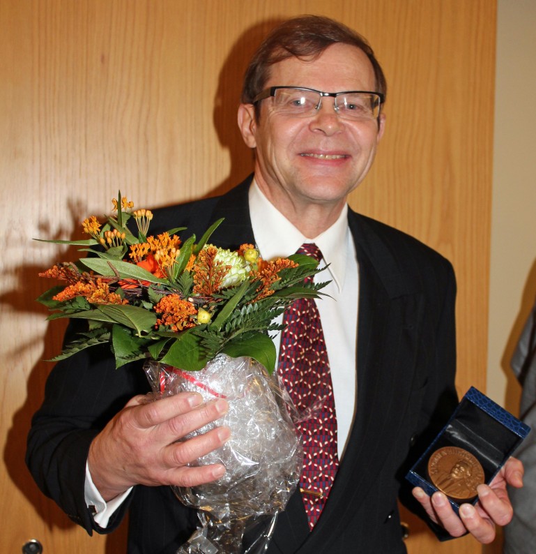 Kuusamolainen Seppo Heikkala palkittiin Hannu Koskivuori -mitalilla.