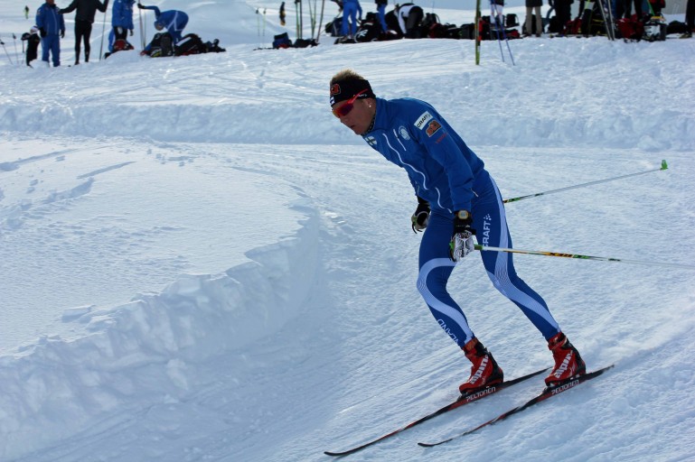 Ville Nousiainen hiihtää miesten 4x7,5km viestin avausosuuden.