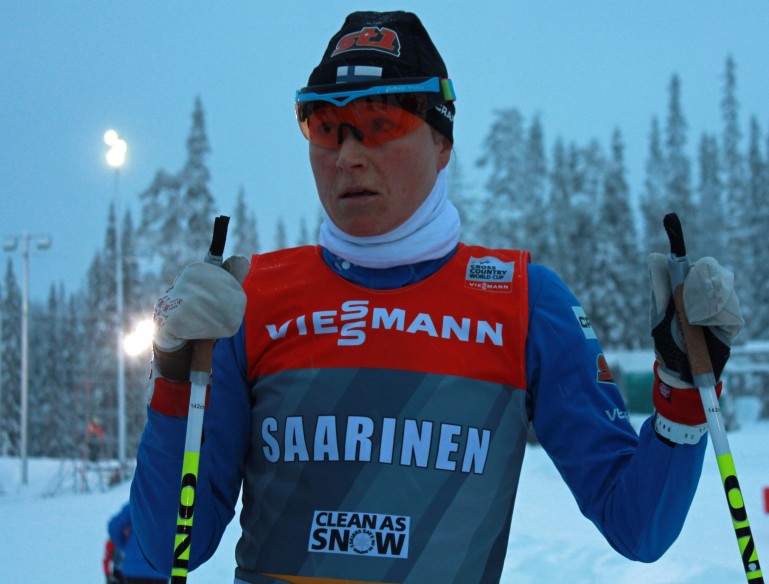 Avausosuuden hiihtänyt Aino-Kaisa kävi mäessä polvillaan, mutta toi Suomen vaihtoon aivan kärjen tuntumassa.