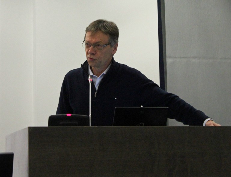 Arto Suikka johti paneelikeskustelua ja juonsi seminaarin.