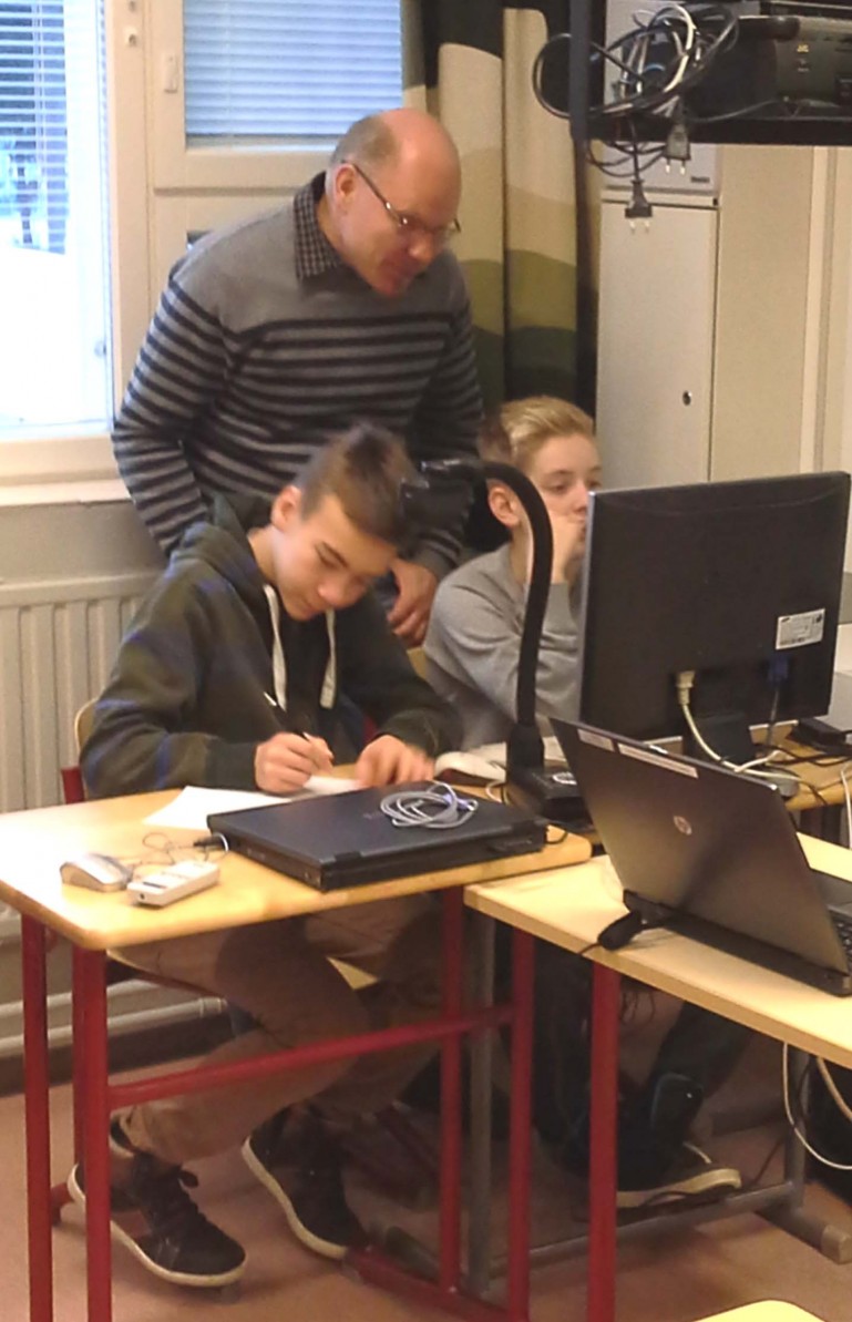 Timo Määttä ohjaa oppilaitaan tietokoneen käytössä