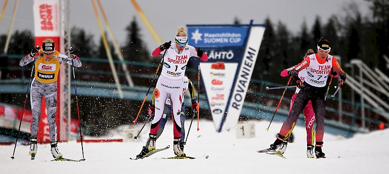 Mari Laukkanen (keskellä) voitti viime vuonna Rovaniemen-osakilpailun. Anne Kyllönen ja Kerttu Niskanen ovat ilmoittautuneet myös kauden avaussprinttiin lauantaina.